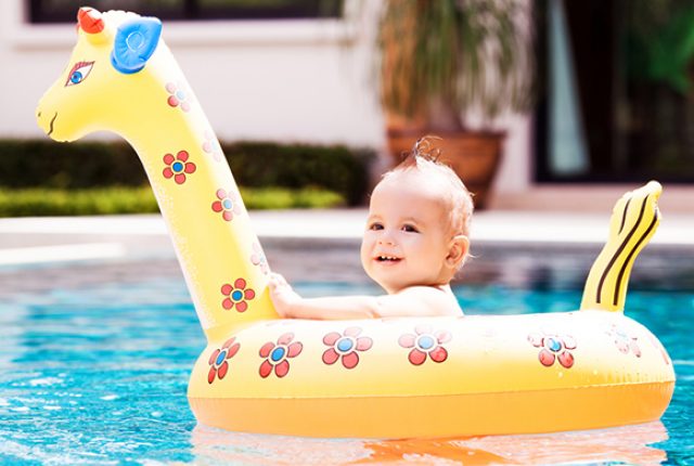 bambini iniziano a nuotare